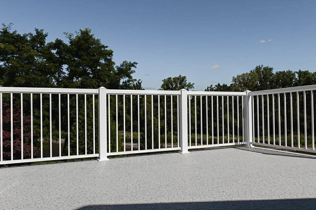 Regal Rail White 6' Aluminum Top and Bottom Hand Rail Feature Deck Photo